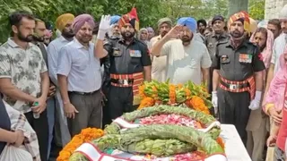 गांव दयालपुरा में हवलदार जगतार सिंह को श्रद्धांजलि अर्पित करते विधायक प्रिंसिपल बुधराम व सेना के जवान। जागरण