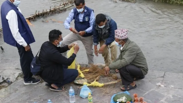 नेपाल बाढ़ त्रासदी: माता-पिता का नहीं मिला सुराग, तो नम आंखों से बेटे ने किया प्रतीकात्मक अंतिम संस्कार