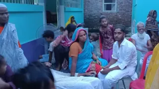 शोकाकुल स्वजन व ढांढस बंधाने पहुंचे लोग। जागरण
