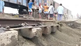 रेलवे ट्रैक धंसा। फोटो जागरण