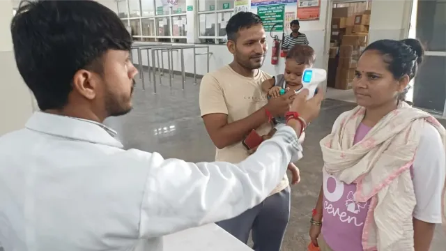 हापुड़ जिला अस्पताल में नई व्यवस्था, मुख्य गेट पर बनी 'बुखार डेस्क'; थर्मामीटर से जांच के बाद ही मिलेगी एंट्री
