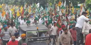चंडीगढ़ बॉर्डर पर मोहाली में मार्च निकालते किसान।