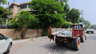 नगर सुधार ट्रस्ट के बाहर खड़ी की गईं कूड़े की ट्रालियां।