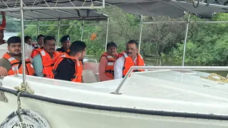 वाराणसी में बाढ़ की स्थिति गंभीर, महापौर अशोक तिवारी ने मोटरबोट से किया प्रभावित क्षेत्रों का दौरा।