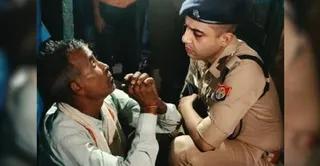 बिलखते हुए घटना की जानकारी पुलिस क्षेत्राधिकारी पी पुनीत मिश्र को देते तेजराम। सीओ