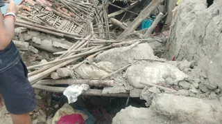 औरंगाबाद में घर की दीवार और छत गिरने से बच्ची की मौत, चार घायल।