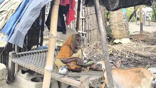 Bhagalpur Flood Threat: गंगा के कटाव से राघोपुर में हाहाकार, आशियाना छोड़ 14 नंबर सड़क पर पहुंचे ग्रामीण; बांध पर टिकीं निगाहें