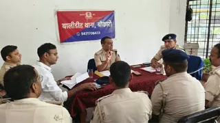 बालीडीह थाना में थानेदारों के साथ बैठक करते डीएसपी पवन कुमार। (फोटो जागरण)