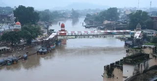 चित्रकूट के रामघाट पर बाढ़ उतरने के बाद का द़ृश्य, पावन चित्रकूट के लिए हर किसी को मां मंदाकिनी को लेकर भी अपने ह्दय पावन रखने होंगे। धीरज गुप्ता