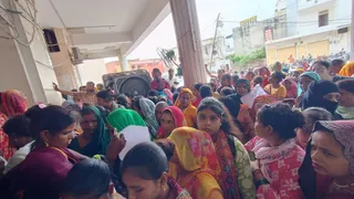 एटा में शुक्रवार को हॉस्पिटल में लगी लाइनें।