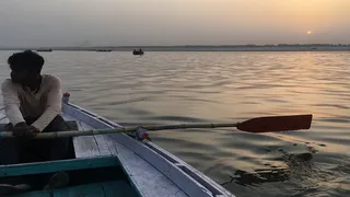 साहिबगंज में गंगा नदी में नाव चलाता नाविक। (प्रतीकात्मक फोटो)