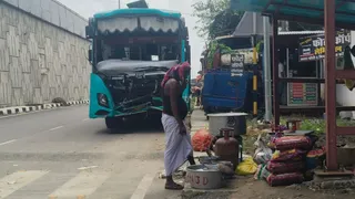 गया के बाराचट्टी में दुर्घटनाग्रस्त बस। जागरण