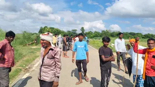 कौशांबी में ससुर खदेरी नदी में युवक के डूबने के बाद जुटी भीड़। जागरण