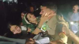 पलवल हादसे में मृतक भाई विजय यादव को खोने के बाद बिलखते दरोगा देवराज यादव।
