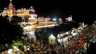 जन्माष्टमी पर जगमगाती श्रीकृष्ण जन्मभूमि।