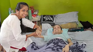 दाही-हांडी में गिरने के बाद 17 साल से बिस्तर पर हैं नागेश।