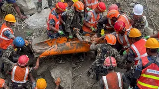हाइड्रोपावर प्रोजेक्ट की टनल से जिंदा निकाले गए दो मजदूर (फोटो-पीटीआई)