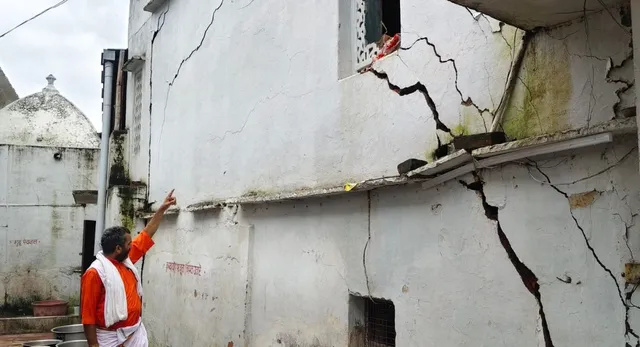बाढ़ के बाद दरकने लगीं 114 साल पुराने निर्मोही अखाड़े की दीवारें, रोजाना 1000 लोगों को भोजन कराने वाली अन्न सेवा बंद