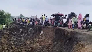 पाकुड़-बंगाल मुख्य मार्ग धंसा, सड़क पर लगी वाहनों की कतार
