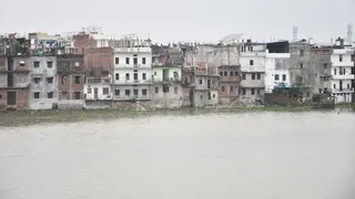 प्रयागराज में गंगा में बाढ़ के पानी से जलमग्न छोटा बघाड़ा के मकान। जागरण