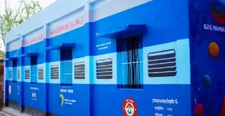 सरीला ब्लाक के ममना गांव स्थित कन्या प्राथमिक विद्यालय को दिया गया रेलगाड़ी का रूप। जागरण