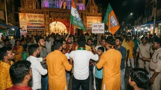 दुर्गापूजा के संचालन को लेकर भिड़े TMC-BJP समर्थक (एआई से बनाई गई तस्वीर)