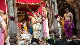 ठाकुर राधारमणलाल जू मंदिर में शुक्रवार को आराध्य का अभिषेक करते महंत।