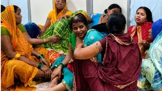 अभय की मौत पर विलाप करतीं महिलाएं।
