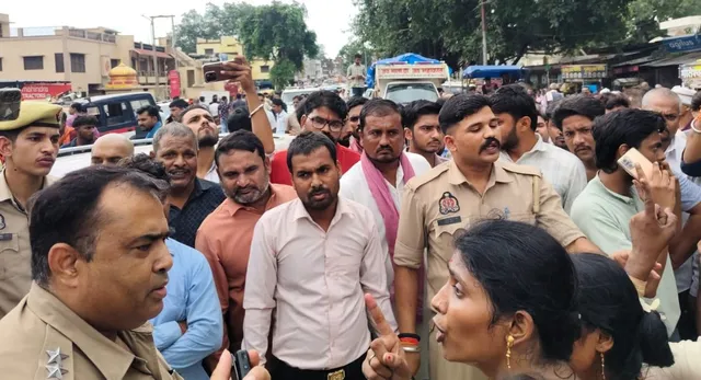 चित्रकूट में जमीन के विवाद में बुजुर्ग की पीट-पीटकर हत्या, परिजनों ने हाईवे पर शव रखकर लगाया जाम

