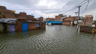 वाराणसी में लाखों खर्च के बाद भी बाढ़ में डूबी सड़कें, विकास की गुणवत्ता पर उठे सवाल।
