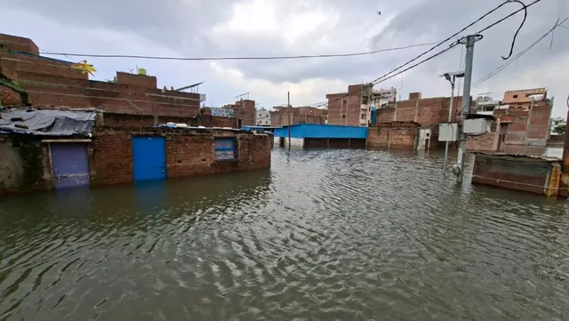 वाराणसी में लाखों खर्च कर ऐसी गली बनाई कि बाढ़ आते ही विकास भी पानी में उतर गया!
