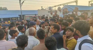 प्लेटफार्म पांच पर पांच घंटे लेट हुई ट्रेन तो टूट गया यात्रियों के सब्र का बांध। जागरण