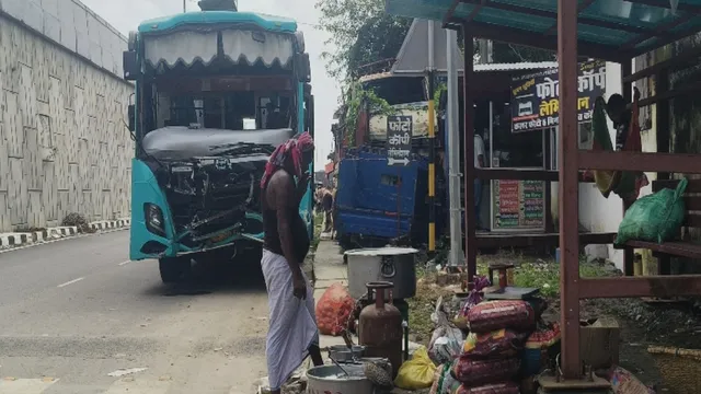 गयाजी में अजमेर शरीफ जा रही बस अनियंत्रित, 35 यात्री घायल; पुल के मुहाने पर थमी रफ्तार
