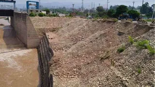 बेलीचराना चौक के पास दरकी सुरक्षा दीवार
