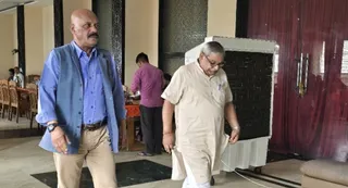 मानस भवन में विहिप महासचिव बजरंग लाल बांगड़ा के साथ जाते सीईओ जितेंद्र मिश्र। जागरण।