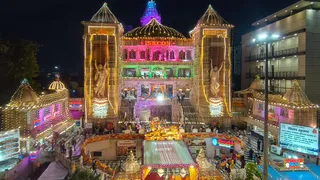 श्रीकृष्ण जन्माष्टमी के अवसर पर रंगीन लाइटों से सजा नोएडा सेक्टर-33 स्थित इस्कान मंदिर। सौरभ राय