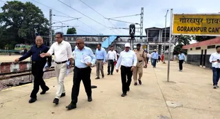 गोरखपुर कैंट स्टेशन निरीक्षण करते रेल संरक्षा आयुक्त, उत्तर पूर्व सर्किलई. श्रीनिवास साथ में मंडल रेल प्रबन्धक, वाराणसी आशीष जैन एवं मंडल रेल प्रबन्धक, लखनऊ गौरवअग्रवाल। फोटो- रेलवे