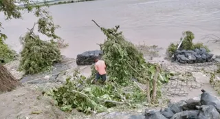 नदी का पानी बढे तो बाढ का खतरा, कम हो तो कटान का। जागरण