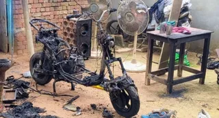 घर में खड़ी इलेक्ट्रिक स्कूटी की बैट्री फटने से घर में लगी आग। जागरण