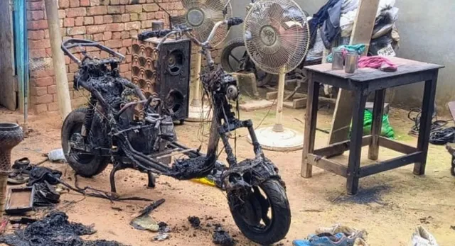 शामली में ई-स्कूटी की बैटरी बनी 'बम', घर में धमाके के साथ लगी आग; बाल-बाल बची परिवार की जान