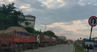 नेपाल में रास्ता बंद होने से बेलहिया में भी थमे ट्रक। जागरण