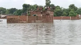 बाढ़ से घिरा करपी का क्षेत्र। फोटो जागरण