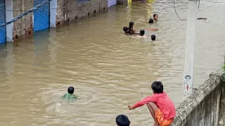 पानी में मस्ती करते बच्चे। फोटो जागरण