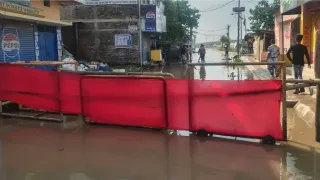 बैरिकेडिंग कर आवाजाही नियंत्रित। फोटो जागरण