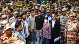 पार्लियामेंट थाने के बाहर निशु और चंद्रशेखर आजाद व सीजेपी के कार्यकर्ता।