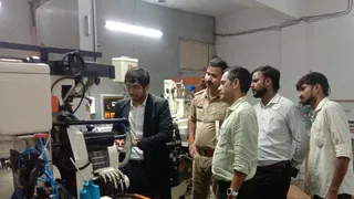 हस्तिनापुर में गुरुवार रात में मजिस्ट्रेट की मौजूदगी में मशीन को सील करते अधिकारी। सौ. प्रशासन