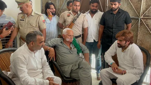 अंकित बालियान के पिता से मिले हरियाणवी सिंगर मासूम शर्मा, कहा-दुख की घड़ी में साथ हूं