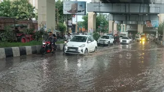 दिल्ली रोड पर जलभराव व फंसे वाहन। जागरण