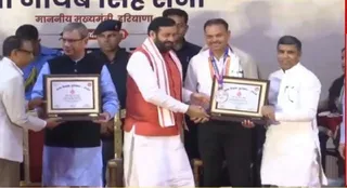पंचकूला में आयोजित समारोह में शिक्षकों को सम्मानित करते मुख्यमंत्री नायब सिंह सैनी।