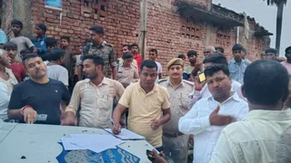 मौके पर जुटी भीड़। (जागरण)